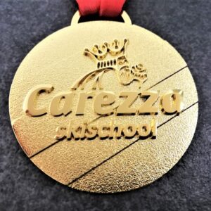 medaglia personalizzata scuola sci carezza in metallo a rilievo 2D finitura oro lucido satinato con nastro personalizzato in sublimazione