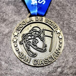 medaglia personalizzata scuola sci san cassiano 2018 in metallo a rilievo 2D finitura bronzo antico con nastro personalizzato in sublimazione