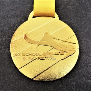 medaglia personalizzata scuola sci saslong in metallo a rilievo 2D finitura oro lucido satinato con nastro personalizzato in serigrafia