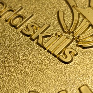 medaglia personalizzata worldskills in metallo a rilievo 2D finitura oro satinato vista dettaglio