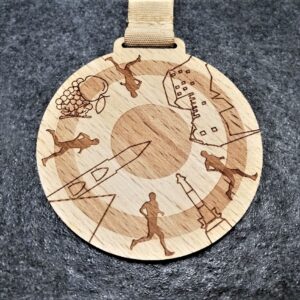 medaglia personalizzata Bolzano City Trail in legno naturale tagliato e inciso a laser con nastro colore naturale
