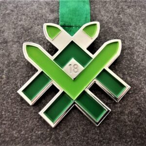 medaglia personalizzata 18 marcialonga running in metallo a rilievo 2D con smalti finitura argento lucido con nastro personalizzato in sublimazione