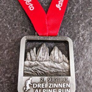 medaglia personalizzata 21 sudtirol drei zinnen alpine run in metallo a rilievo 3D traforata finitura argento antico con nastro personalizzato in sublimazione