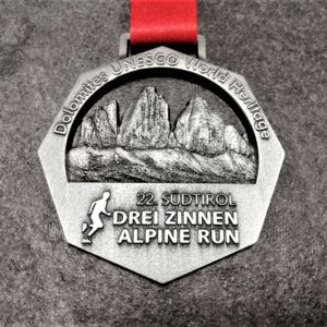 medaglia personalizzata 22 drei zinnen alpine run traforata in metallo a rilievo 3D finitura argento antico con nastro personalizzato in sublimazione