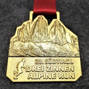 medaglia personalizzata 23 drei zinnen alpine run in metallo a rilievo 3D finitura oro satinato con nastro personalizzato in sublimazione