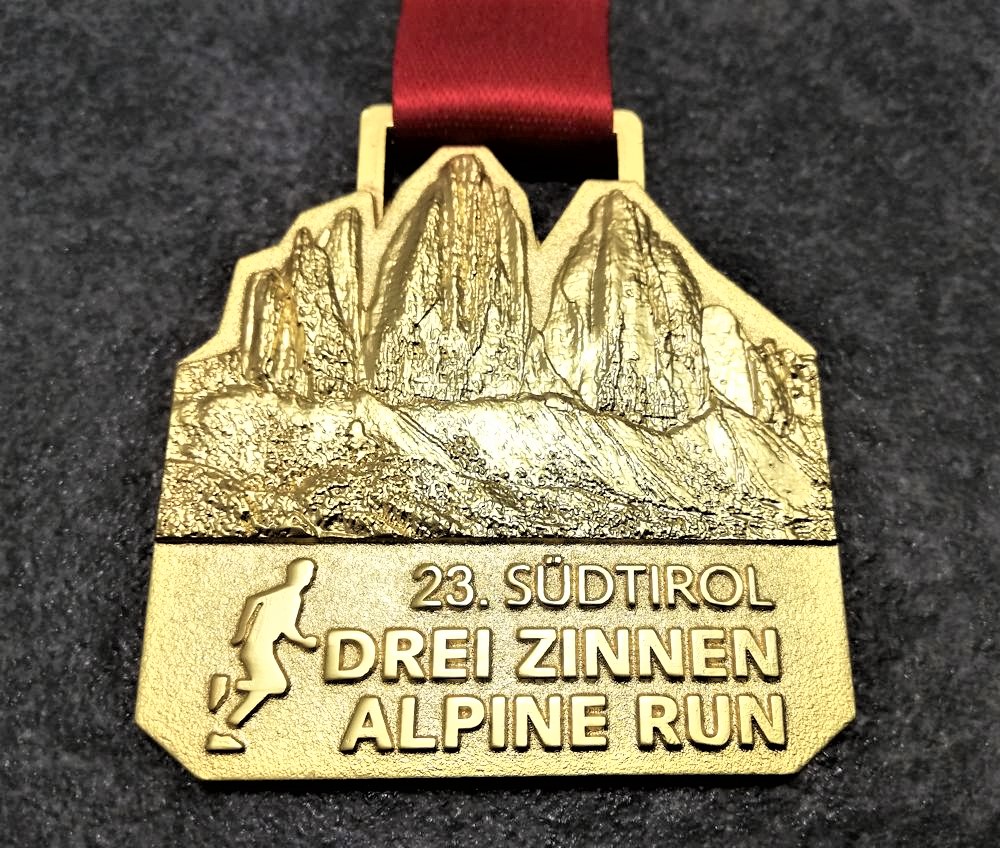medaglia personalizzata 23 drei zinnen alpine run in metallo a rilievo 3D finitura oro satinato con nastro personalizzato in sublimazione medaglia personalizzata 23 drei zinnen alpine run in metallo a rilievo 3D finitura oro satinato con nastro personalizzato in sublimazione
