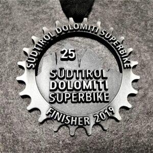 medaglia personalizzata 25 dolomiti superbike 2019 in metallo a rilievo 2D traforata finitura argento antico con nastro personalizzato in serigrafia
