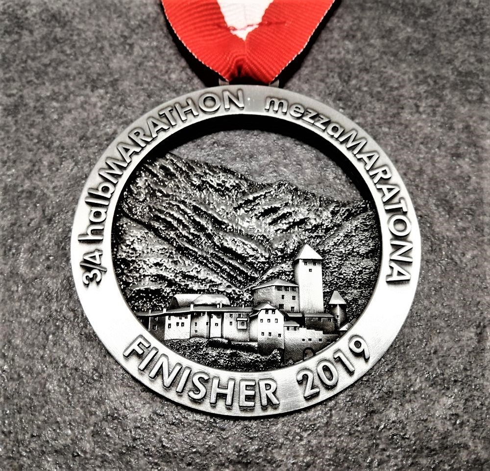 medaglia personalizzata 3 quarti mezza maratona brunico 2019 traforata in metallo a rilievo 3D finitura argento antico con nastro biancorosso medaglia personalizzata 3 quarti mezza maratona brunico 2019 traforata in metallo a rilievo 3D finitura argento antico con nastro biancorosso