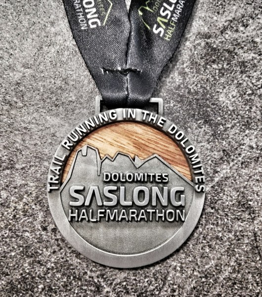 medaglia personalizzata dolomites saslong halfmarathon in legno e metallo a rilievo 2D finitura argento antico con nastro personalizzato in sublimazione medaglie personalizzate legno e metallo a rilievo