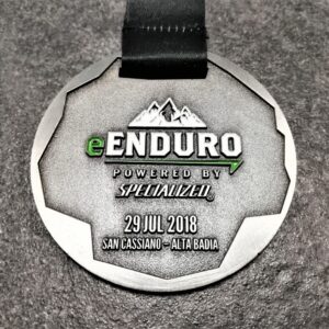 medaglia personalizzata enduro san cassiano in metallo a rilievo 2D con smalti finitura argento antico con nastro personalizzato in sublimazione