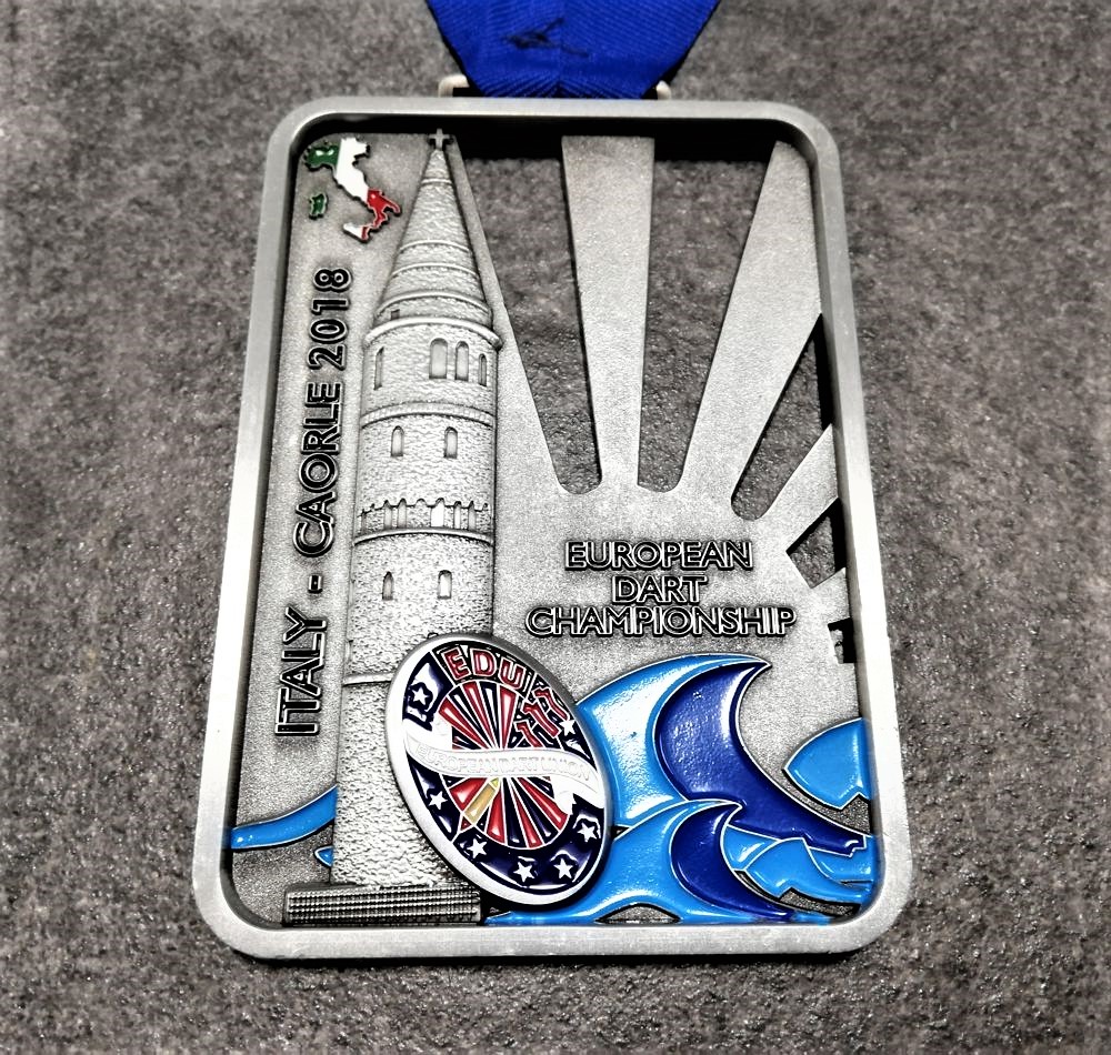 medaglia personalizzata fidart caorle 2018 traforata in metallo a rilievo 3D con smalti finitura argento antico con nastro blu medaglia personalizzata fidart caorle 2018 traforata in metallo a rilievo 3D con smalti finitura argento antico con nastro blu