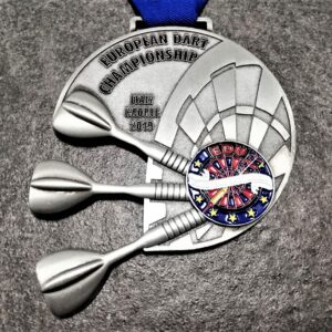 medaglia personalizzata fidart caorle 2019 in metallo a rilievo 3D con smalti finitura argento antico con nastro blu