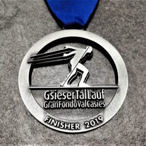 medaglia personalizzata gsiesertal lauf gran fondo val casies 2019 in metallo a rilievo 2D finitura argento antico con nastro personalizzato in serigrafia