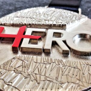 medaglia personalizzata hero in metallo a rilievo 3D finitura argento lucido son serigrafia e con nastro personalizzato in sublimazione