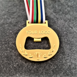 medaglia personalizzata in metallo a rilievo 2D traforata con funzione apribottiglie finitura oro lucido con nastro olimpico