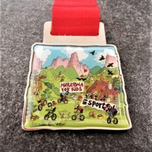 medaglia personalizzata maratona dles dolomites 2017 in metallo con stampa full color ed effetto lente finitura argento lucido con nastro personalizzato in sublimazione