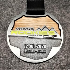 medaglia personalizzata rookies cup in legno naturale e metallo a rilievo 2D con smalti finitura argento antico con nastro personalizzato in sublimazione
