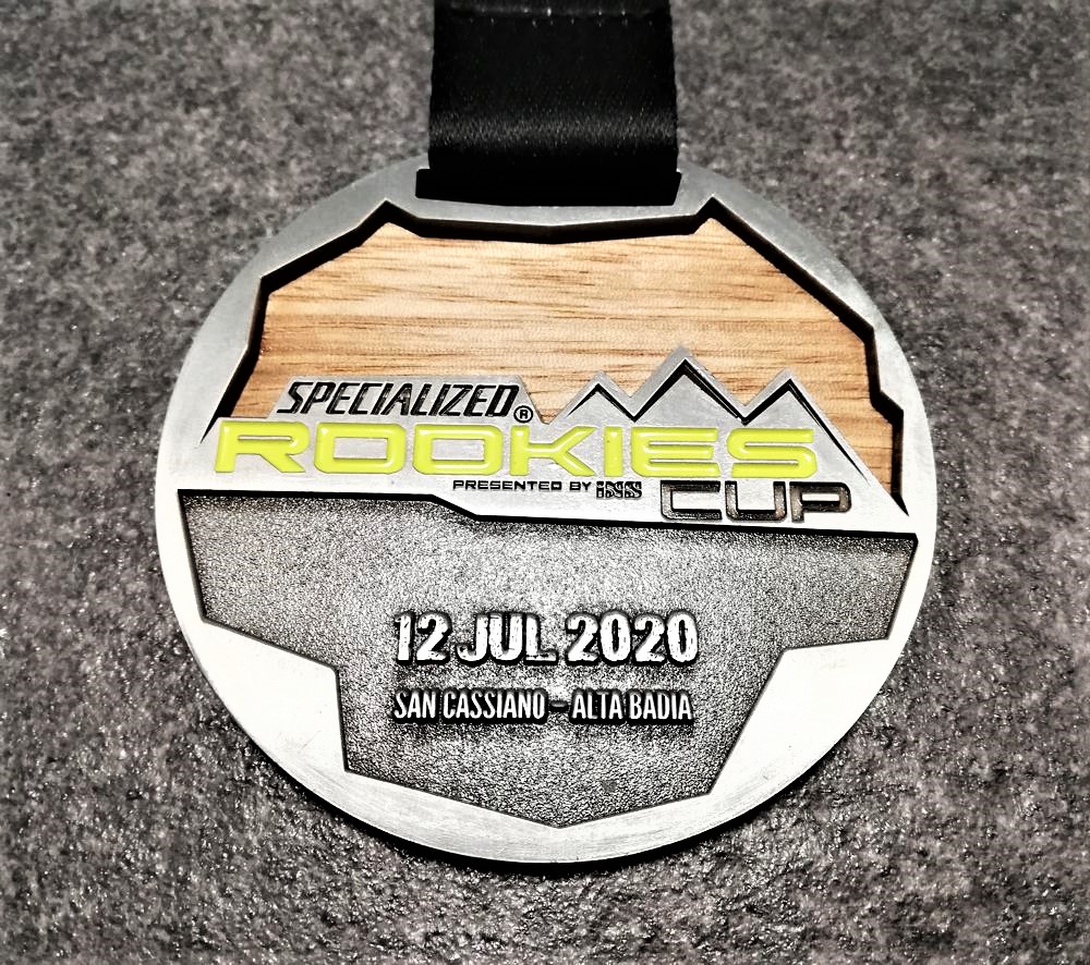 medaglia personalizzata rookies cup in legno naturale e metallo a rilievo 2D con smalti finitura argento antico con nastro personalizzato in sublimazione medaglia personalizzata rookies cup in legno naturale e metallo a rilievo 2D con smalti finitura argento antico con nastro personalizzato in sublimazione