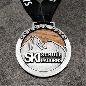 medaglia personalizzata scuola sci ladurns in legno naturale e metallo a rilievo 2D finitura argento antico con nastro personalizzato in sublimazione