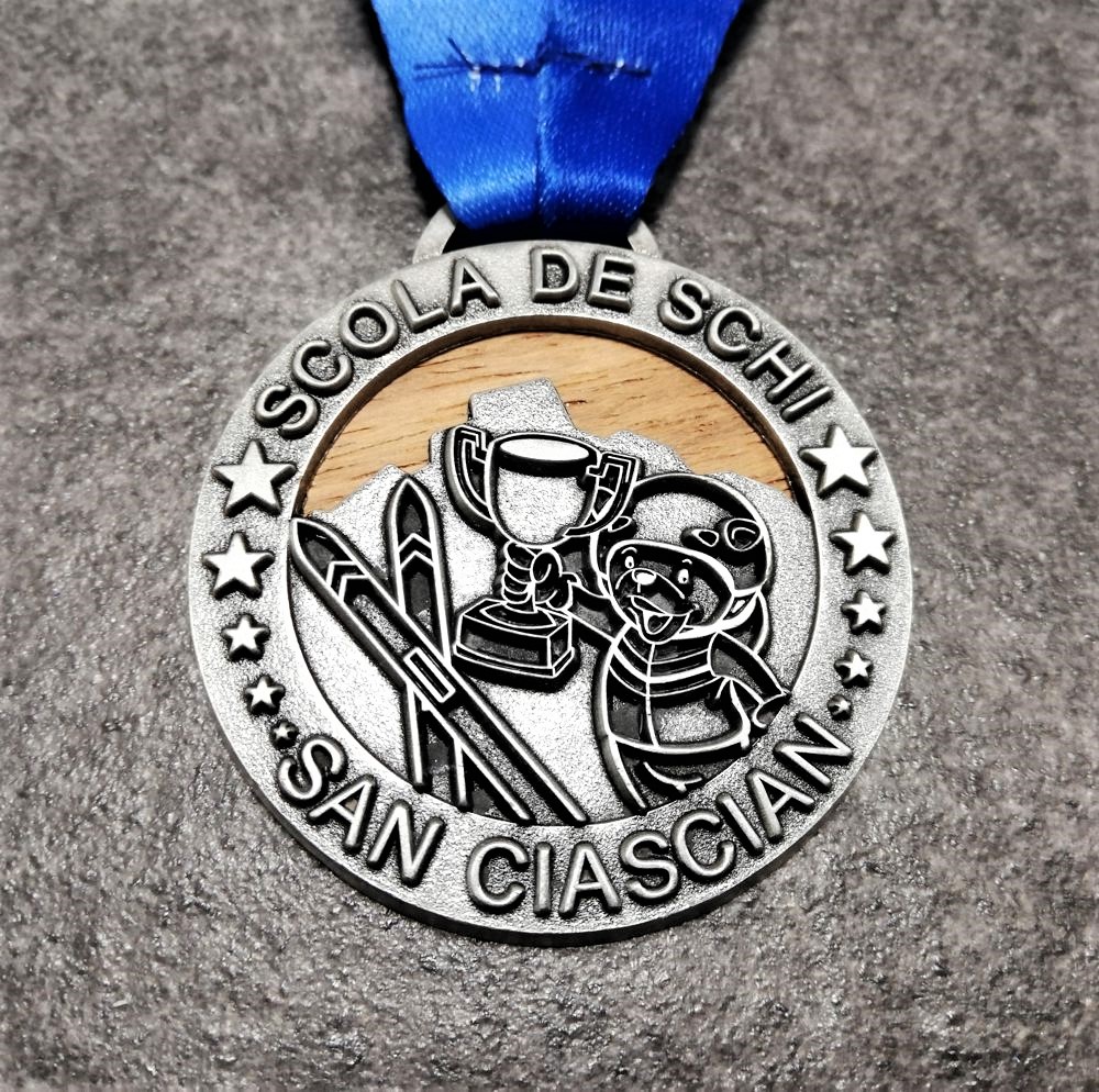 medaglia personalizzata scuola sci san cassiano in legno naturale e metallo a rilievo 2D finitura argento antico con nastro personalizzato in sublimazione medaglia personalizzata scuola sci san cassiano in legno naturale e metallo a rilievo 2D finitura argento antico con nastro personalizzato in sublimazione