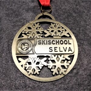 medaglia personalizzata scuola sci selva 2019 in metallo a rilievo 2D traforata finitura bronzo antico con nastro personalizzato in sublimazione