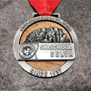 medaglia personalizzata scuola sci selva in legno naturale e metallo a rilievo 3D finitura argento antico con nastro personalizzato in sublimazione