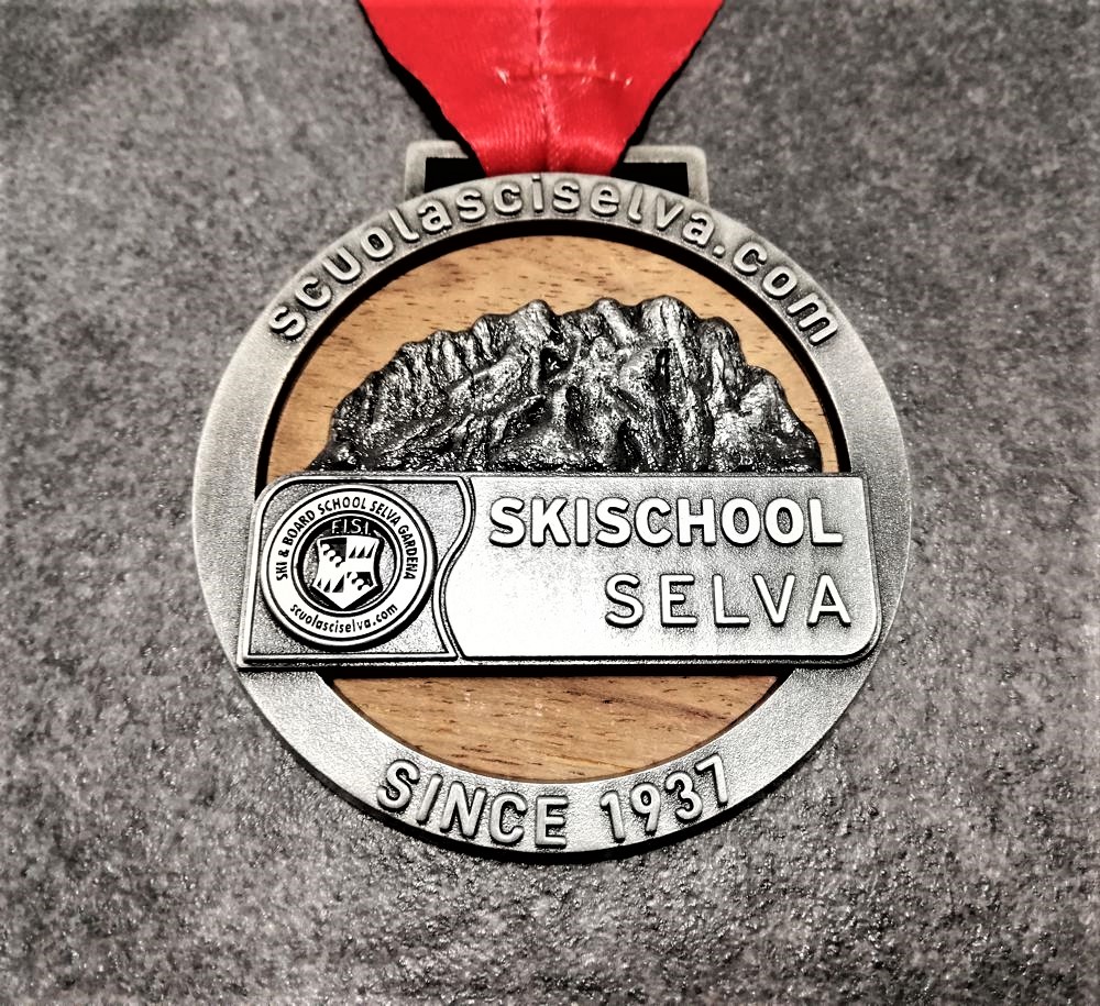 medaglia personalizzata scuola sci selva in legno naturale e metallo a rilievo 3D finitura argento antico con nastro personalizzato in sublimazione medaglia personalizzata scuola sci selva in legno naturale e metallo a rilievo 3D finitura argento antico con nastro personalizzato in sublimazione