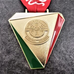 medaglia personalizzata scuola sci sporting san vigilio 2018 in metallo a rilievo 2D con smalti finitura oro lucido satinato con nastro personalizzato in sublimazione
