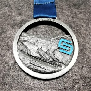 medaglia personalizzata stelvio marathon 2019 traforata in metallo a rilievo 3D con smalti finitura argento antico con nastro personalizzato in sublimazione