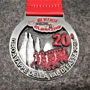 medaglia personalizzata val di fassa running 2018 in metallo a rilievo 3D traforata finitura argento antico con nastro personalizzato in sublimazione