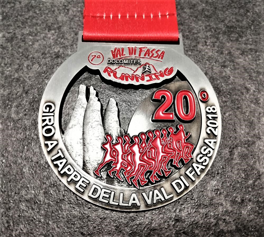 medaglia personalizzata val di fassa running 2018 in metallo a rilievo 3D traforata finitura argento antico con nastro personalizzato in sublimazione medaglia personalizzata val di fassa running 2018 in metallo a rilievo 3D traforata finitura argento antico con nastro personalizzato in sublimazione