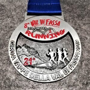 medaglia personalizzata val di fassa running 2019 in metallo a rilievo 3D traforata finitura argento antico con nastro personalizzato in sublimazione
