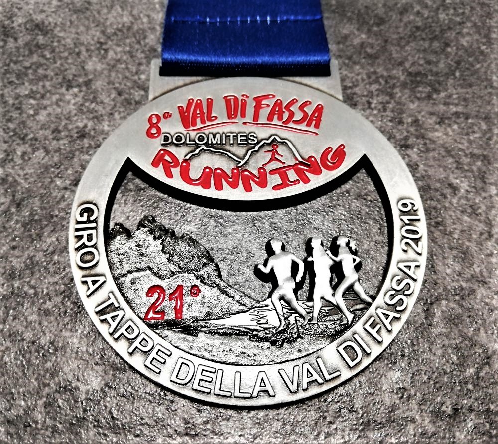 medaglia personalizzata val di fassa running 2019 in metallo a rilievo 3D traforata finitura argento antico con nastro personalizzato in sublimazione medaglia personalizzata val di fassa running 2019 in metallo a rilievo 3D traforata finitura argento antico con nastro personalizzato in sublimazione