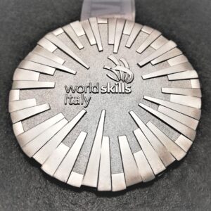 medaglia personalizzata world skills italy in metallo a rilievo 3D finitura argento satinato con nastro personalizzato in sublimazione