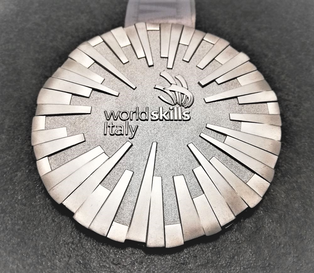 medaglia personalizzata world skills italy in metallo a rilievo 3D finitura argento satinato con nastro personalizzato in sublimazione medaglia personalizzata world skills italy in metallo a rilievo 3D finitura argento satinato con nastro personalizzato in sublimazione
