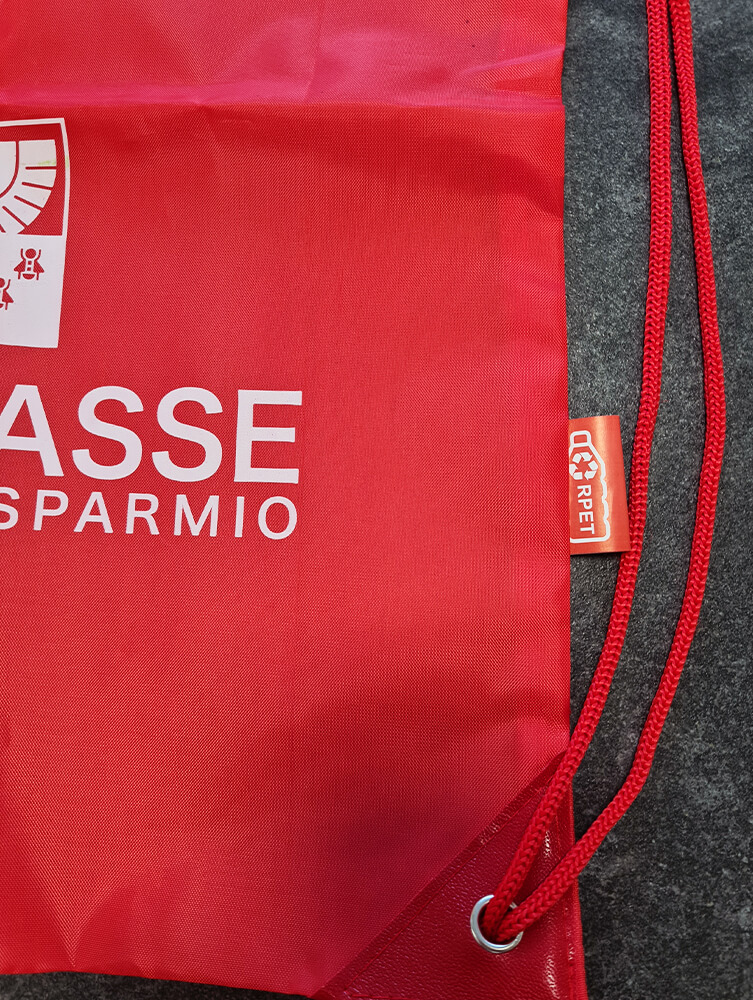Sacca zaino in RPET personalizzata con stampa in sublimazione Sacca zaino in RPET personalizzata con stampa in sublimazione